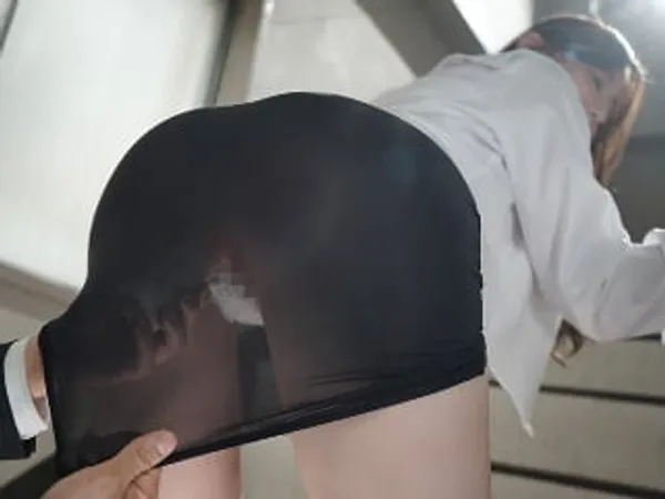 Thầm yêu sếp nữ thích mặc váy xuyên thấu